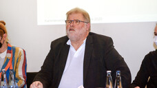 Kammerpräsident Kai-Peter Siemsen bei der Kammerversammlung in Hamburg. (c / Foto: tmb / DAZ)