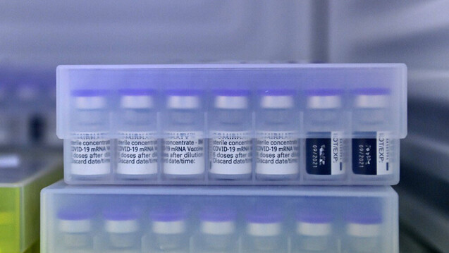 Erstmals können die Praxen sowohl von der Vakzine von Biontech als auch der von AstraZeneca so viele Dosen bestellen, wie sie für Erstimpfungen benötigen. (Foto: IMAGO / Sven Simon)