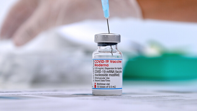 Der Impfstoff von Moderna sollte ausreichend zur Verfügung stehen, doch auch hier wird gekürzt. (x / Foto: IMAGO / Sven Simon)
