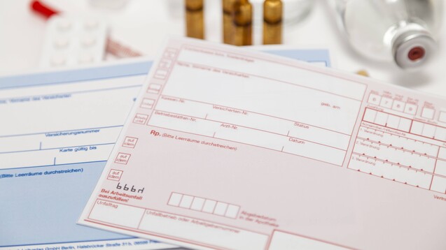 Je nach Versicherungsstatus kann Paxlovid auf einem rosa oder einem blauen Formular verschrieben werden. (x / Foto: IMAGO / STPP)