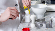 Arzneimittel müssen nach Stand von Wissenschaft und Technik hergestellt und geprüft werden. (s/ Foto: Gerhard Seybert / stock.adobe.com)                                          