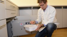 Einsatz für die Hanfmedizin: Manfred Fankhauser nimmt die Reinsubstanz Dronabinol aus dem Tresor seiner Apotheke. (Bilder: Bahnhof-Apotheke)