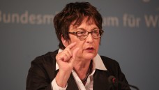 Bundeswirtschaftsministerin Brigitte Zypries zeigte sich von ihrem Besuch bei DocMorris sehr angetan. (Foto: picture alliance / Rolf Kremming)