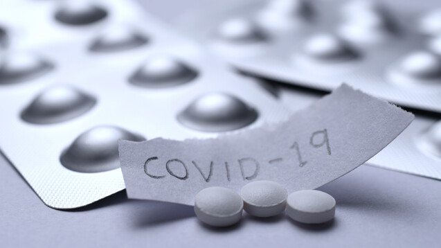 89 Prozent weniger Krankenhauseinweisungen oder Tod als unter Placebo: Pfizer will sein orales antivirales COVID-19-Arzneimittel Paxlovid™ (PF-07321332; Ritonavir) nun zur Zulassung einreichen. (Foto: ipuwadol / AdobeStock)