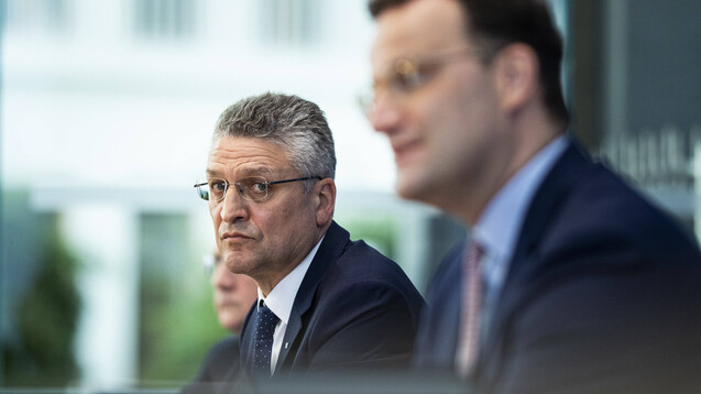 RKI-Chef Wieler (links) – hier mit Bundesgesundheitsminister Jens Spahn (CDU) – fürchtet beim Blick auf die Corona-Fallzahlen den Beginn einer zweiten Welle. (m / Foto: imago images / photothek)