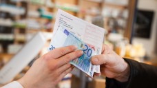 Bis zu 10 Euro Zuzahlung können pro Arzneimittel in der Apotheke fällig werden. (Foto: pix4U / stock.adobe.com)                                      