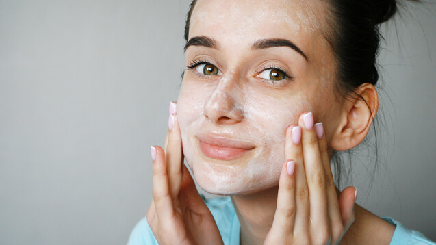 Enthalten sie bedenkliche Inhaltsstoffe, wie allergieauslösende Duftstoffe? Ökotest hat Reinigungsmilch für das Gesicht untersucht.&nbsp;(m / Foto: Angelina / stock.adobe.com)&nbsp;