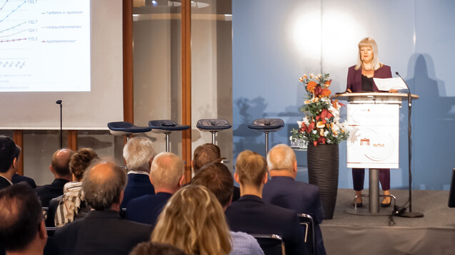 Claudia Korf, ABDA-Geschäftsführerin
Ökonomie bei der ABDA, stellte auf dem DAV-Wirtschaftsforum in Berlin die aktuellen Zahlen zur wirtschaftlichen Entwicklung der Apotheken vor. (m / Foto: DAZ.online)