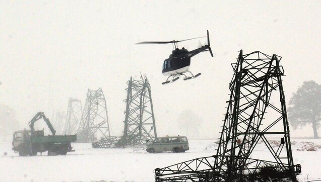 Tonnenschwere Schneemassen und heftige Stürme sorgten Ende
2005 im Westmünsterland dafür, dass Strommasten umknickten und rund 250.000
Menschen von der Stromversorgung abgeschnitten waren. (Foto:
picture-alliance/dpa/dpaweb)