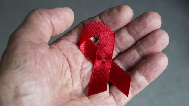 Die Rote Schleife ist weltweit ein Symbol der Solidarität mit HIV-Infizierten und AIDS-Kranken.(Foto: picture alliance/Ulrich Baumgarten)