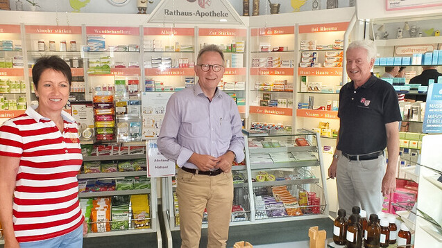 Erwin Rüddel (Mitte) zu Besuch bei Ruth und Michael Solbach in der Rathaus-Apotheke in Irlich (Foto: Reinhard Vanderfuhr / Büro Rüddel)&nbsp;