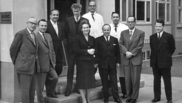 Else Kröner im Kreis ihrer Mitarbeiter im Bad Homburger
Werk in der 1960er Jahren. (Quelle: Nachlass Friedl Mann)