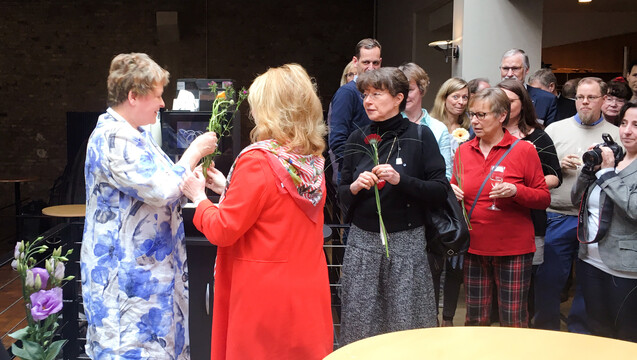 Niedersachsens Kammerpräsidentin Magdalene Linz hat sich von ihrer Kammerversammlung verabschiedet. Hier erhält Linz eine Blume von Vorstandsmitglied Cathrin Burs. (s / Foto: bro/DAZ.online)