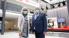 Die Präsidentin der AKWL, Gabriele Regina Overwiening (links), begrüßte beim Westfälisch-Lippischen Apothekertag (WLAT)&nbsp;den nordrhein-westfälische Gesundheitsminister Karl Josef Laumann (CDU).&nbsp;(Foto: Leßmann)