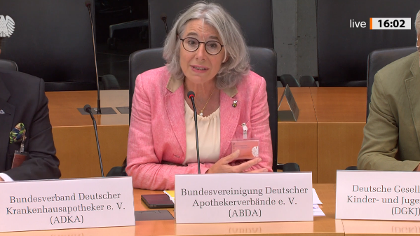 ABDA-Präsidentin Gabriele Regina Overwiening kam bei der ALBVVG-Anhörung mehrfach zu Wort. (Screenshot: bundestag.de)