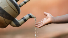 Der beste Schutz vor Cholera: Zugang zu sicherem Trinkwasser. (Foto: Riccardo Niels Mayer / AdobeStock)