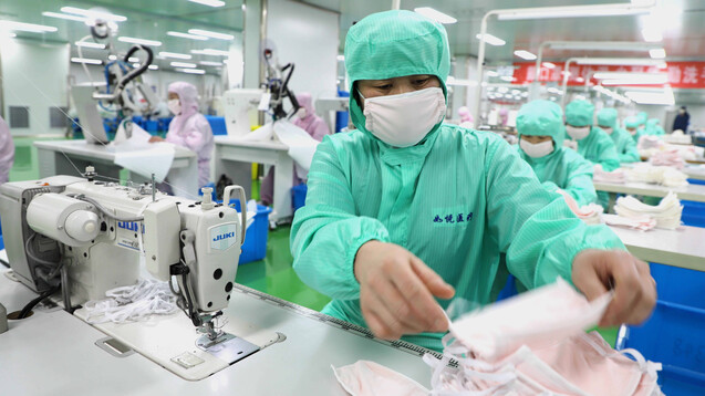 Seit dem Ausbruch des neuartigen Coronavirus produzieren Unternehmen in ganz China mit voller Kapazität medizinisches Zubehör, um den Kampf gegen die Epidemie zu unterstützen. ( r / Foto: imago images / Xinhua)