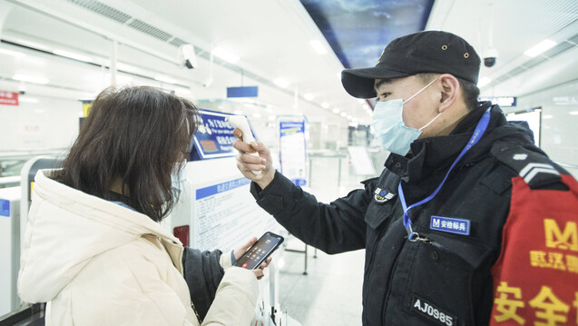 China stoppt Reisen von und nach Wuhan. Grund ist das im Dezember dort erstmals entdeckte neuartige Coronavirus 2019-nCoV, das sich zunehmend ausbreitet. (m / Foto: imago images / Xinhua)