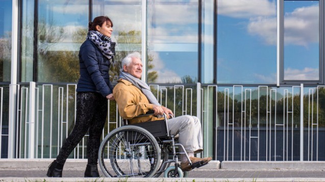 Reform dringend nötig: Alleine in der Altenpflege fehlten heute rund 30.000 Fachkräfte. (Foto: Photographee.eu - Fotolia)
