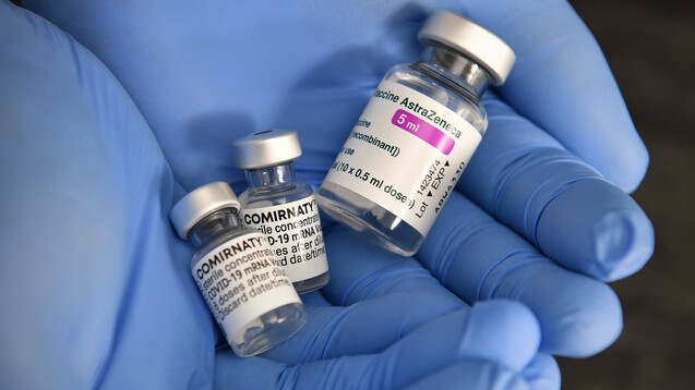 Neben Vaxzevria und Comirnaty können Ärzt:innen in dieser Woche erstmals einen weiteren Impfstoff gegen COVID-19 bestellen: das Präparat von Johnson &amp; Johnson. (Foto: IMAGO / Sven Simon)