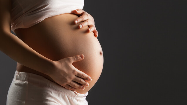 Nach Empfehlung der STIKO zum Pertussis-Schutz von Schwangeren hat der G-BA nun die Mutterschafts-Richtlinie geändert. (s / Foto: Igor Borodin / AdobeStock)&nbsp;