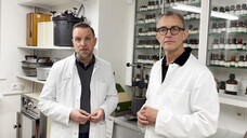 Pharmazierat Daniel Frank (links) und der ehemalige Präsident der Apothekerkammer Berlin, Christian Belgardt. (s / Foto: gbg / DAZ)