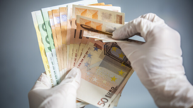 Maximal 1.500 Euro Coronabonus dürfen Apotheker ihren Mitarbeitern bezahlen. Dann ist die Sonderzahlung steuerfrei. (x / Foto: catwalkphotos / stock.adobe.com)