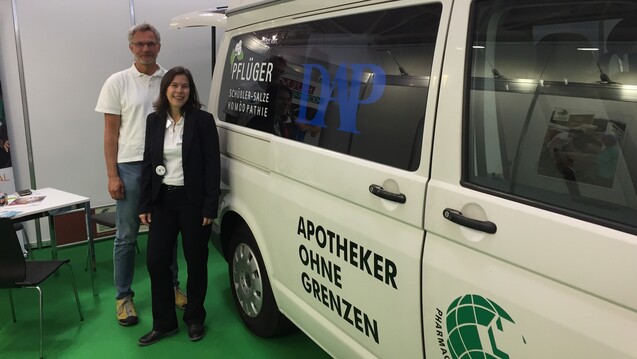 Angekommen: Der Bus von Apotheker ohne Grenzen hat es direkt aufs Expopharmgelände geschafft. Vorstandsmitglied Dr. Ralph Bültmann und Geschäftsführerin Eliette Fischbach sind mit der Bilanz der Sommertour zufrieden. (m / Foto: DAZ.online / bj)