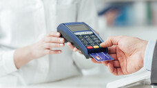 In Apotheken, die einen bestimmten Kartenleseterminal benutzen, kommt es derzeit zu Ausfällen bei der Kartenzahlung. (Foto: stokkete / AdobeStock)