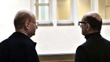 Der frühere Apothekenmitarbeiter und Whistleblower Martin Porwoll (rechts) mit seinem Zeugenbeistand vor seiner mehrstündigen Aussage vor dem Landgericht Essen. (Foto: hfd)