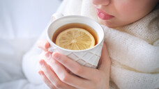 Bei einer Erkältung sorgt eine heiße Zitrone direkt für mehr Wohlbefinden. Aber liegt das wirklich an der enthaltenen Ascorbinsäure? (x / Foto: Africa Studio / AdobeStock)