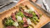 Spargel, Rucola, Fleisch, Mozzarella, Olivenöl: So kann ein Dinner aussehen, wenn man sich ketogen ernährt. (Foto: Christin Klose/AdobeStock)
