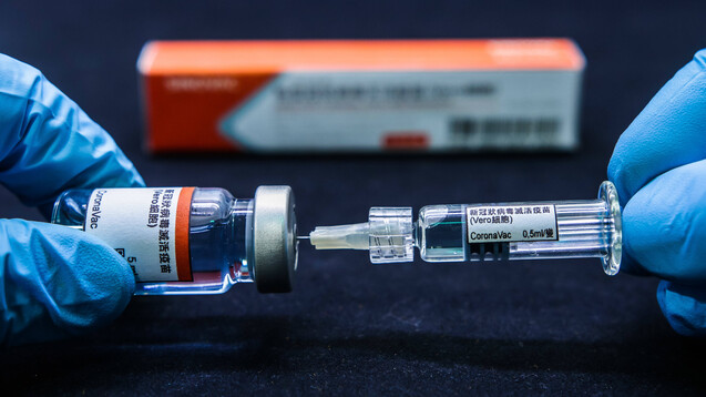 Die chinesische Regierung will mit Corona-Impfstoffen offenbar nicht nur die eigene Bevölkerung schützen, sondern betrachtet diese auch als „politische Währung“ für seine wirtschaftlichen Expansionsbestrebungen. (c / Foto: imago images / Fotoarena)