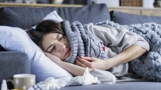 Bei einer Erkältung&nbsp;könnten Zink-Präparate die Symptome um zwei Tage verkürzen. (Foto: Monstar Studio / AdobeStock)