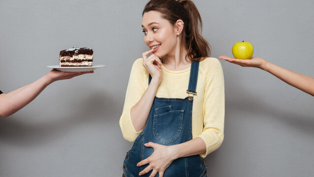 Wer schwanger ist oder werden möchte, muss bei seiner Ernährung einige Entscheidungen treffen. (Foto: Drobot Dean / stock.adobe.com)