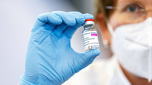 Jetzt hat auch Deutschland Impfungen mit dem COVID-19-Impstoff von AstraZenca ausgesetzt. (Foto: IMAGO / Michael Matthey)