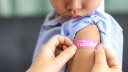 Die US-amerikanische Behörde Centers for Disease Control and Prevention (CDC) empfiehlt allen Kindern (ohne Kontraindikation) ab sechs Monaten eine jährliche Influenza-Impfung. (Foto: Art_Photo / AdobeStock)