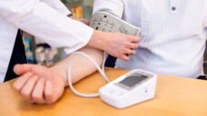 Apotheken sollen mit Maßnahmen wie Blutdruckmessen verstärkt in Vorbeugung von Herz-Kreislauf-Erkrankungen einbezogen werden. (Foto: DAZ / Schelbert)