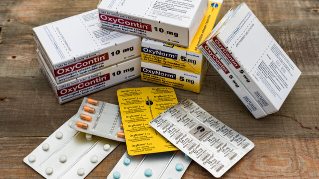 Oxycontin- und Oxynorm-Packungen – mit solchen Präparaten begann die Opioid-Krise in den USA. Doch mittlerweile macht vor allem Fentanyl Probleme. (b/Foto: Gabriel Cassan / AdobeStock)