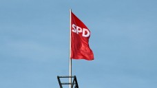 Flagge zeigen für Apotheker: Die SPD-Fraktion will sich für höhere Rezepturgebühren und BtM-Honorare einsetzen, auch in der Union gibt es diese Forderung. (Foto: Sket / DAZ)
