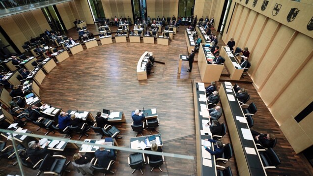 Bevor der Bundestag richtig ins ALBVVG einsteigt, ist erst einmal der Bundesrat um Stellungnahme gebeten. (IMAGO / Political-Moments)