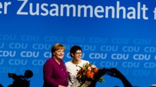 Angela Merkel und ihre  neue Generalsekretärin Annegret Kramp-Karrenbauer auf dem CDU-Parteitag. (Foto: imago / markus heine)