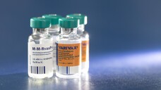 M-M-RVAXPRO und Varivax von MSD sind nicht die einzigen Alternativen zum aktuell fehlenden Vierfachimpfstoff von GSK. Die Versorgung mit Masern-Impfstoff ist laut den beiden Herstellerfirmen aktuell nicht gefährdet. Auch nicht angesichts der kommenden Impfpflicht. (Foto: imago images / photothek)