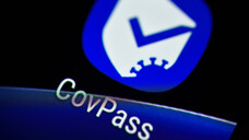 In den aktualisierten Versionen von CovPass-App und Corona-Warn-App können digitale Zertifikate über Auffrischimpfungen neuerdings auch&nbsp;eingelesen werden. (Foto: IMAGO / Christian Ohde)