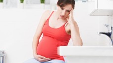 Bis zu 2 Prozent der Schwangeren  leiden an übermäßigem Erbrechen, Übelkeit hingegen kommt häufiger vor. (Foto: highwaystarz / Fotolia)