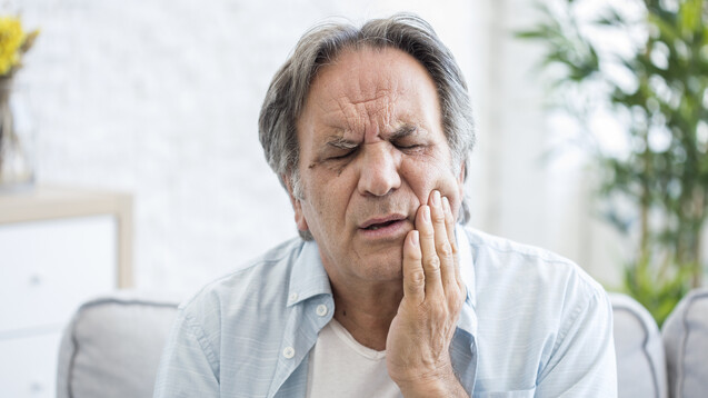 Nicht selten kommen Patienten mit akuten Zahnschmerzen in die Apotehke. (c / Foto: sebra / stock.adobe.com)
