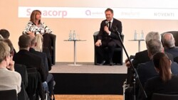Sachsens Ministerpräsident Michael Kretschmer im Gespräch mit der stellvertretenden SAV-Vorsitzenden Susanne Donner. (Foto: SAV)