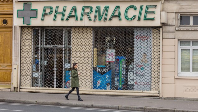 Einige Apotheken in Frankreich (hier ein Beispielbild) verschicken trotz eines bestehenden Rx-Versandverbotes und der EU-Länderliste, auf der Frankreich nicht steht, regelmäßig Arzneimittel nach Deutschland. ( j/ Foto: Imago)