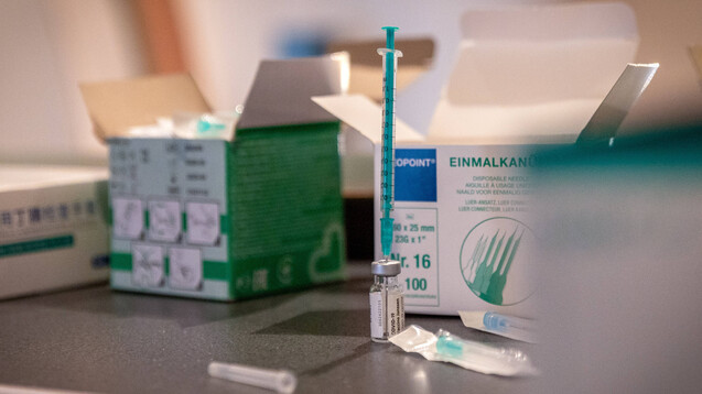 Die Praxen bekommen das Impfzubehör zu den COVID-19-Impfstoffen nun doch weiterhin mitgeliefert. (Foto: IMAGO / 7aktuell)