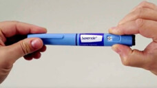Novo Nordisk hat in Österreich bekannt gegeben: Untersuchungen zeigen, dass es sich bei den aktuellen Fälschungen um Insulin-Pens handelt, die mit gefälschten Etiketten versehen wurden. (Screenshot von Video auf www.saxenda.de)
